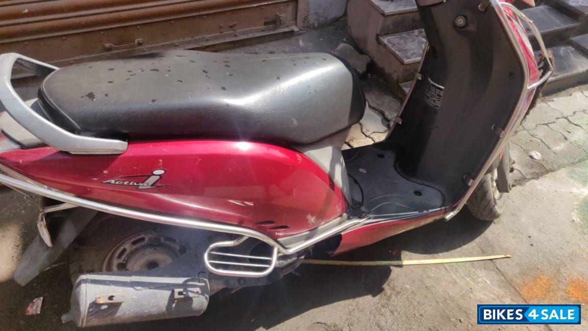 Red Honda Activa i