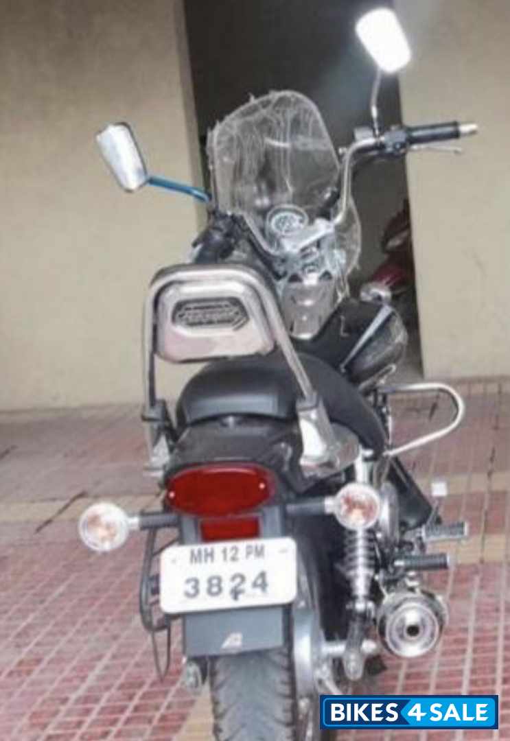 Black Bajaj Avenger Cruise 220