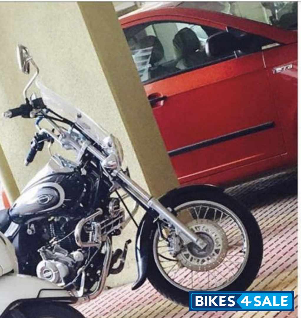 Black Bajaj Avenger Cruise 220 Black Bajaj Avenger Cruise 220