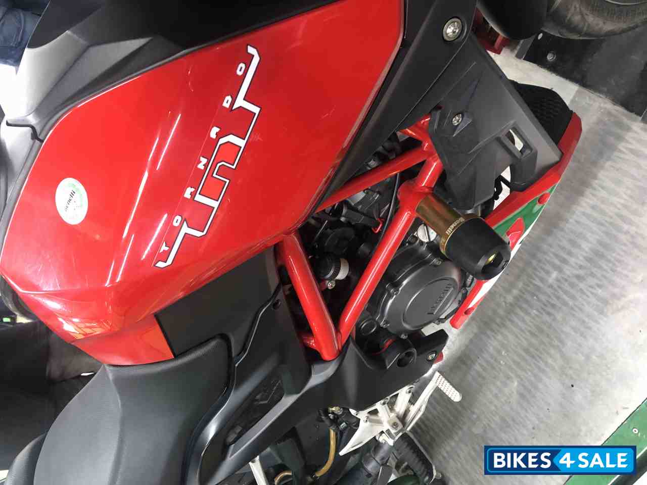Red Benelli TNT 25