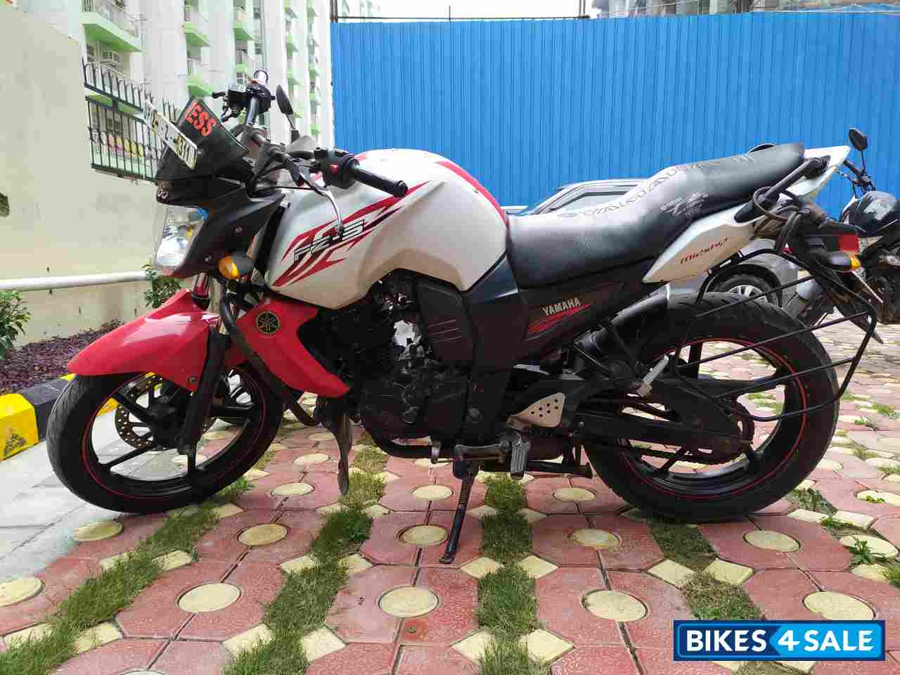 White-red Yamaha FZ-S White-red Yamaha FZ-S