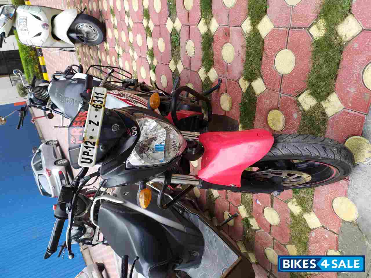 White-red Yamaha FZ-S