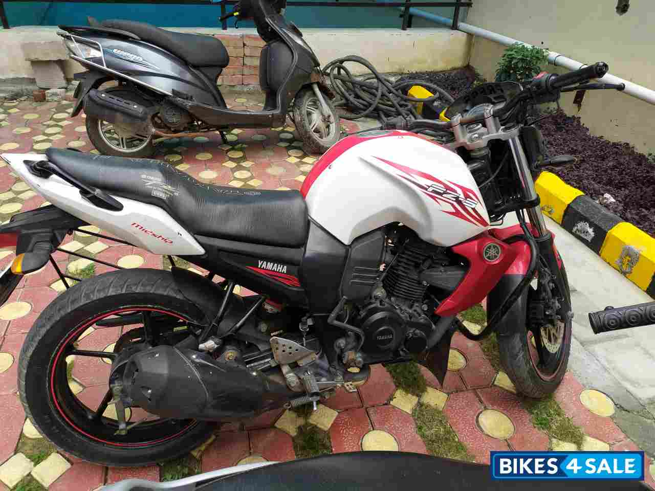 White-red Yamaha FZ-S