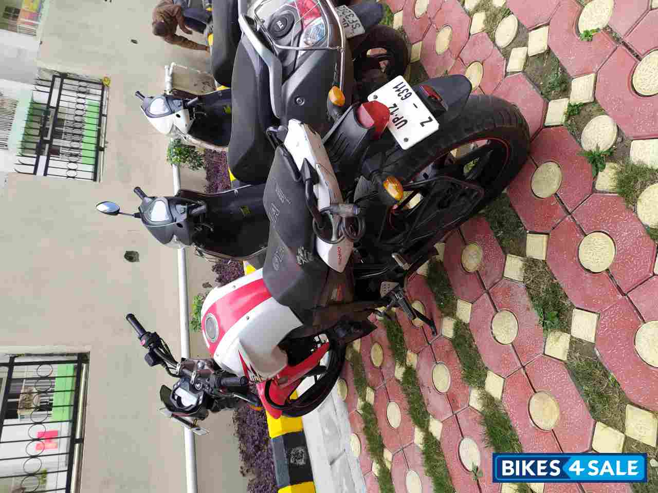 White-red Yamaha FZ-S