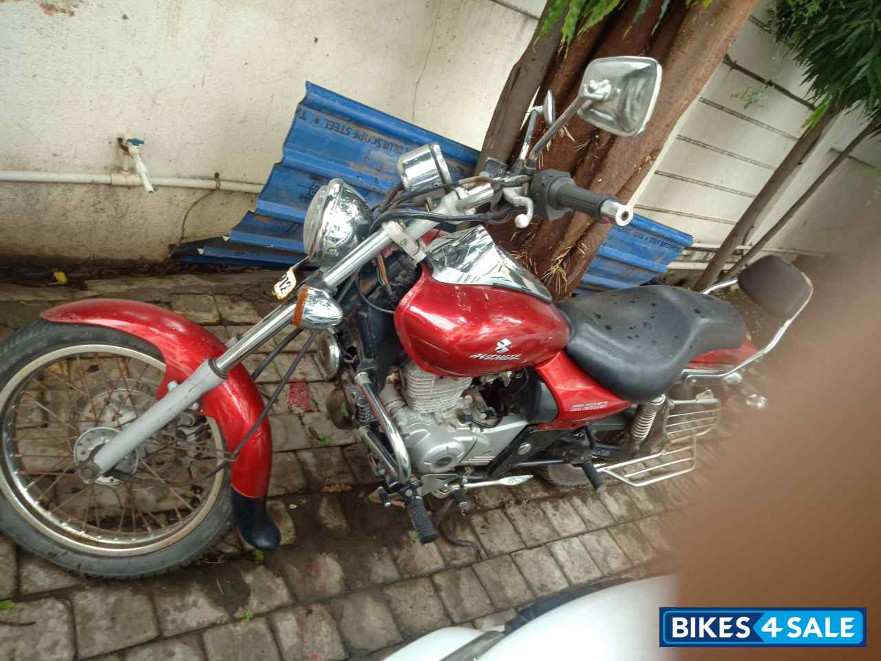 Red Bajaj Avenger 200 DTS-i