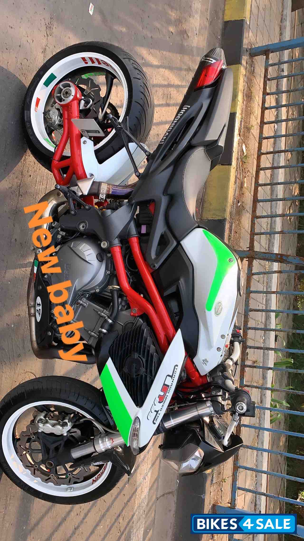 White Benelli TNT 899