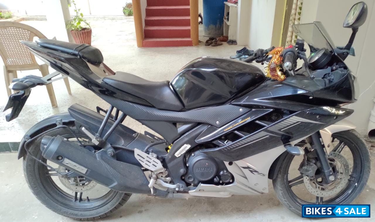 Black Silver Yamaha YZF R15 V2