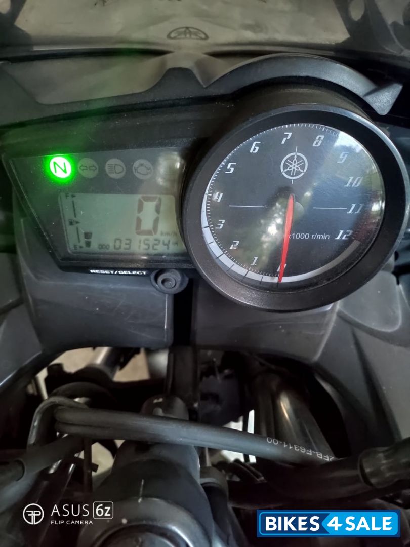 Black Silver Yamaha YZF R15 V2