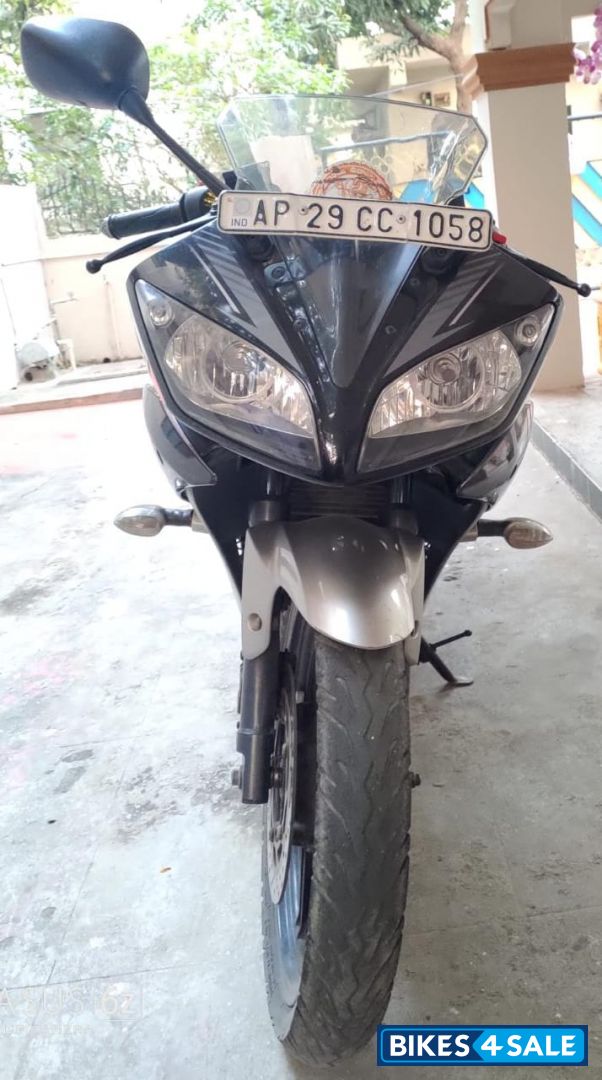 Black Silver Yamaha YZF R15 V2