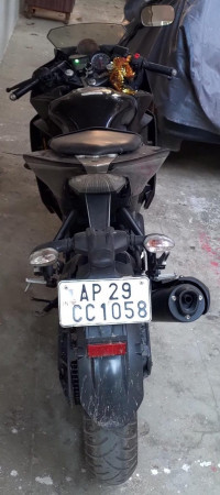 Black Silver Yamaha YZF R15 V2