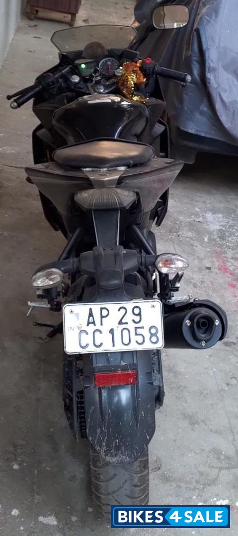 Black Silver Yamaha YZF R15 V2