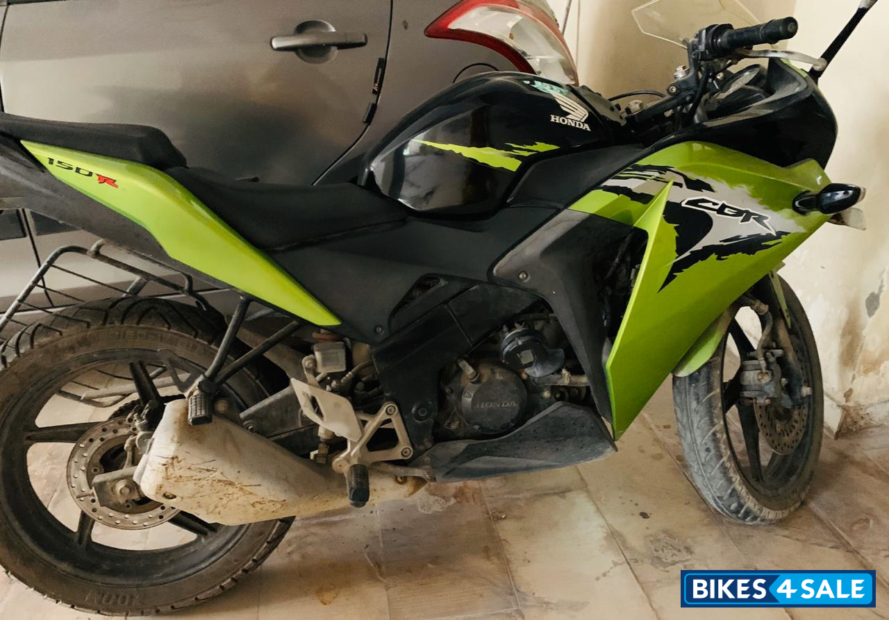Green Honda CBR 150R Green Honda CBR 150R