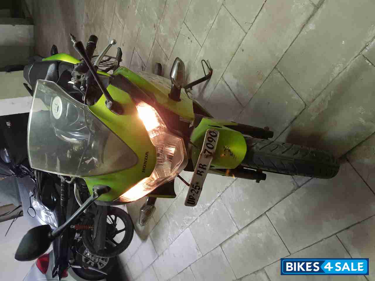 Green Honda CBR 150R Green Honda CBR 150R