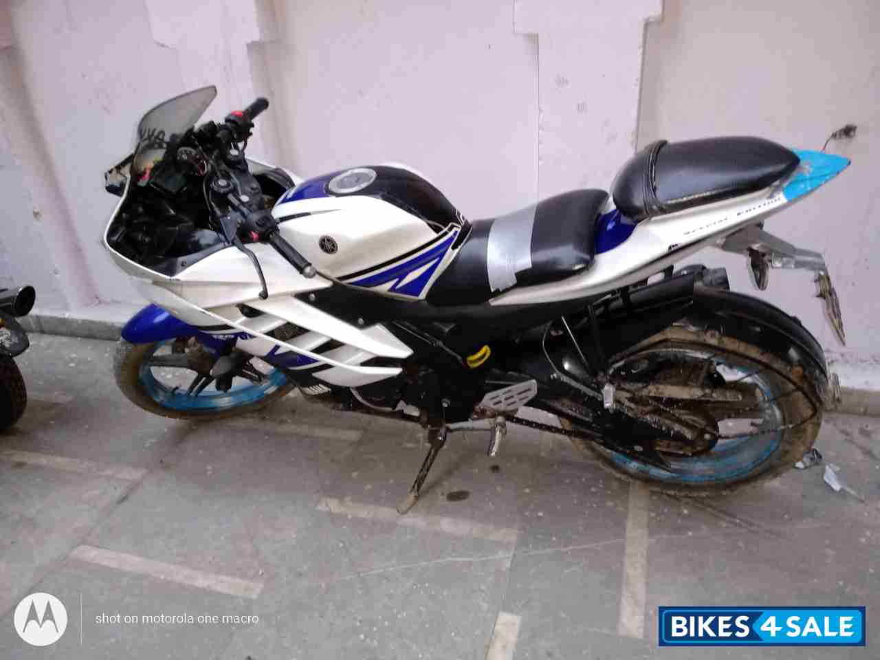 Blue White Yamaha YZF R15