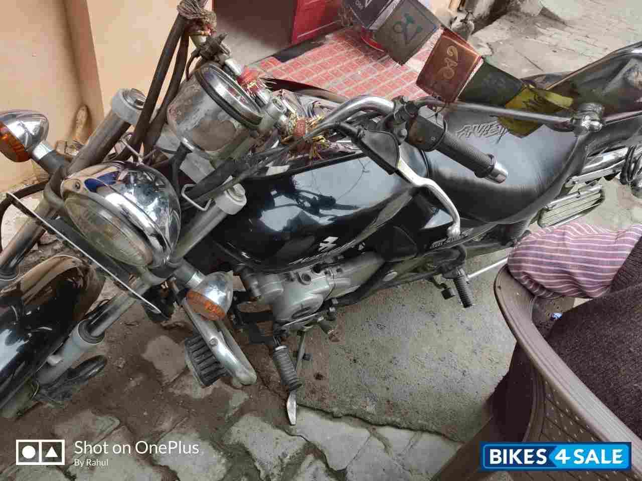 Black Bajaj Avenger 220 DTS-i