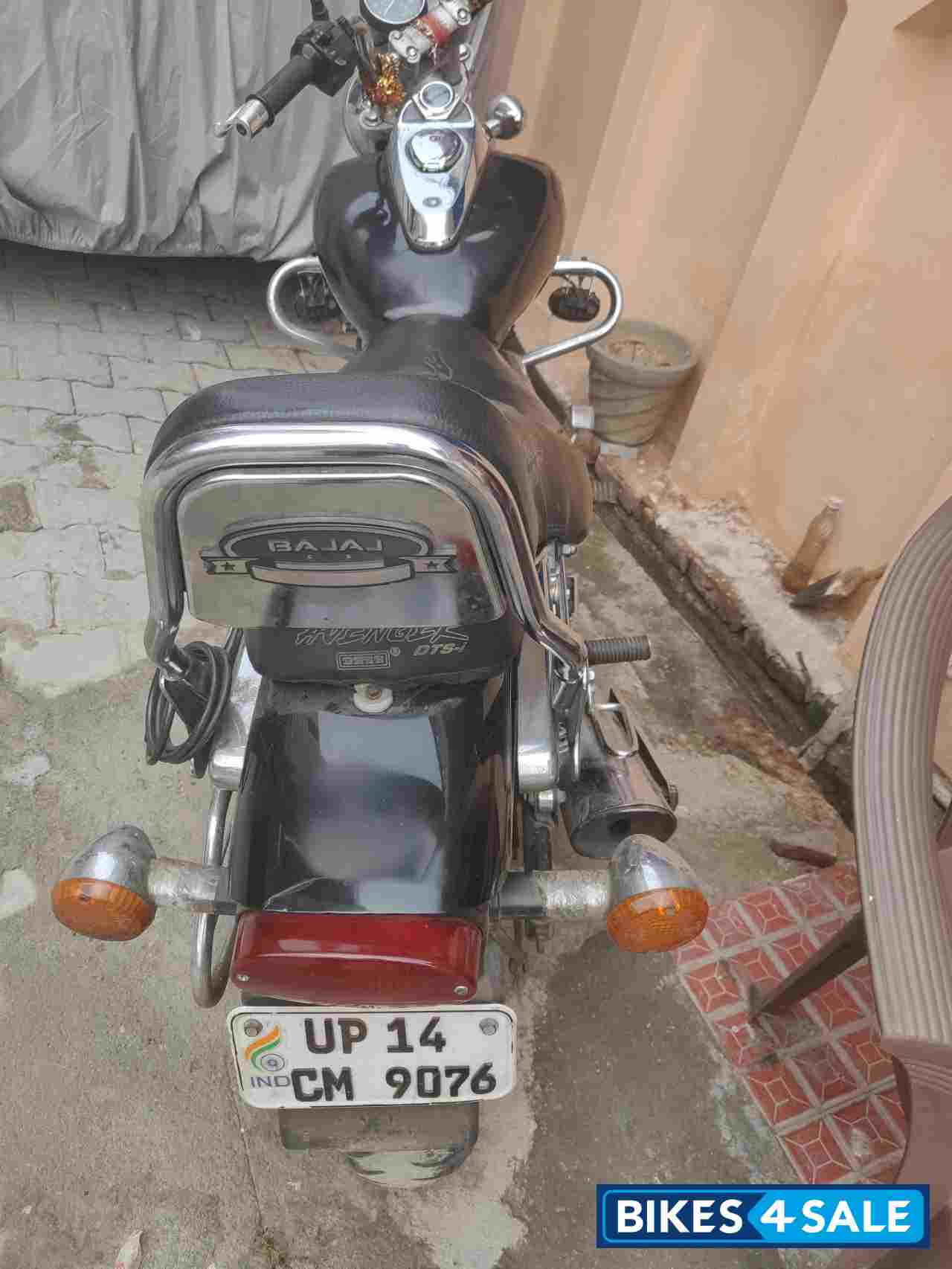 Black Bajaj Avenger 220 DTS-i