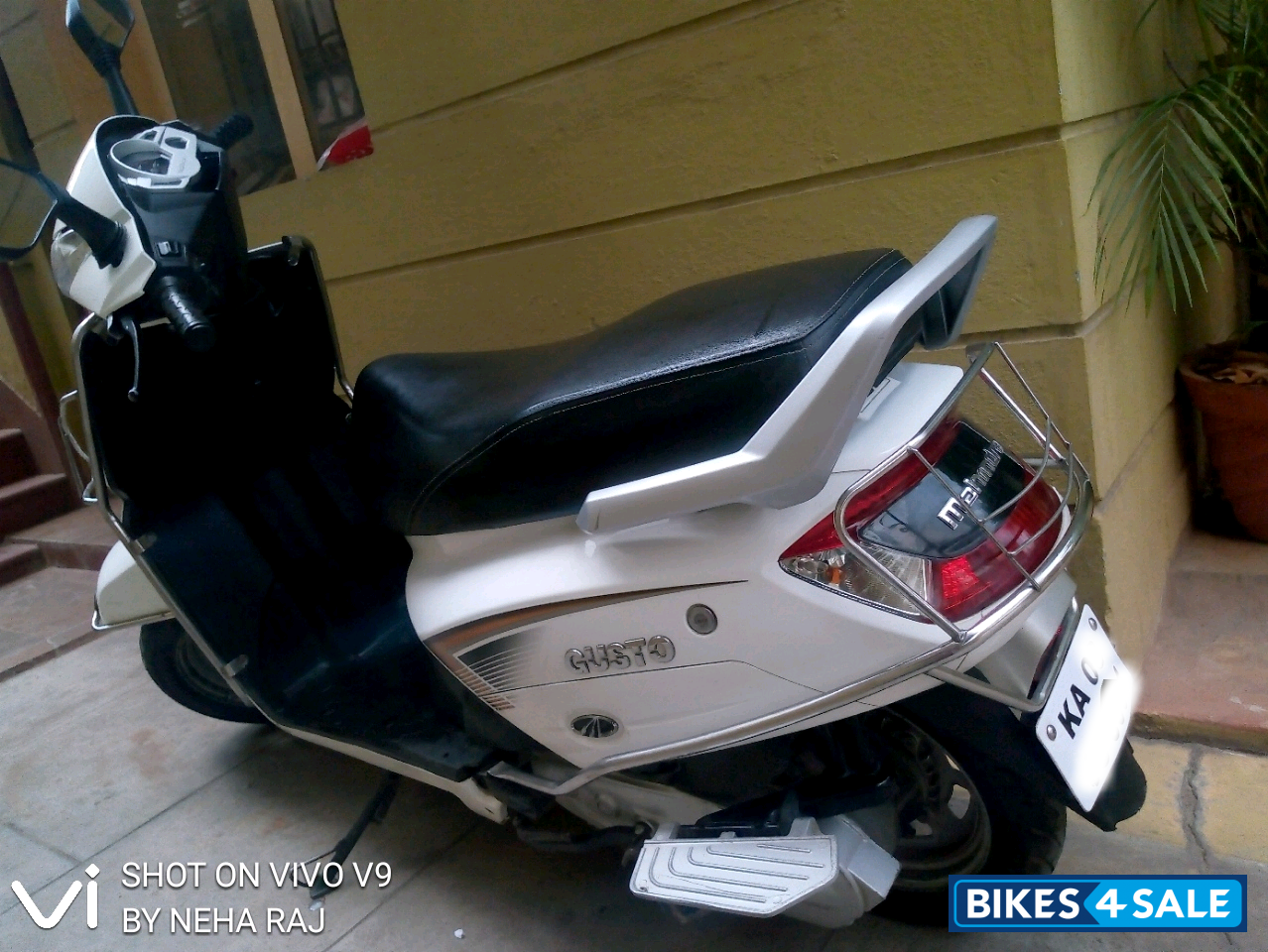 White Mahindra Gusto