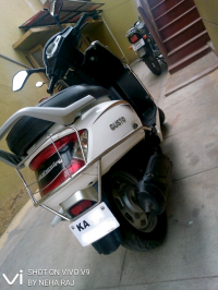White Mahindra Gusto