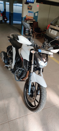 White Yamaha FZ25