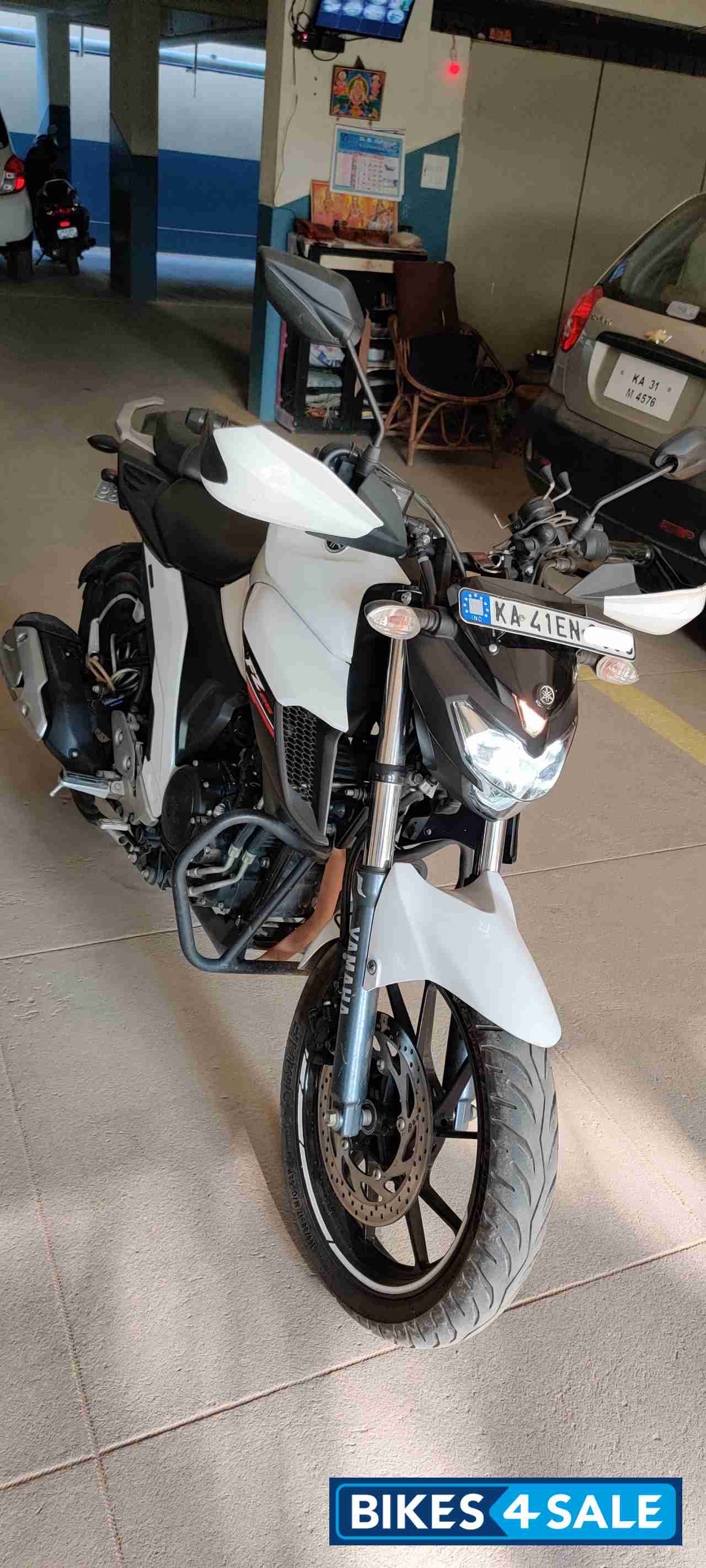 White Yamaha FZ25