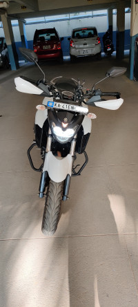 White Yamaha FZ25