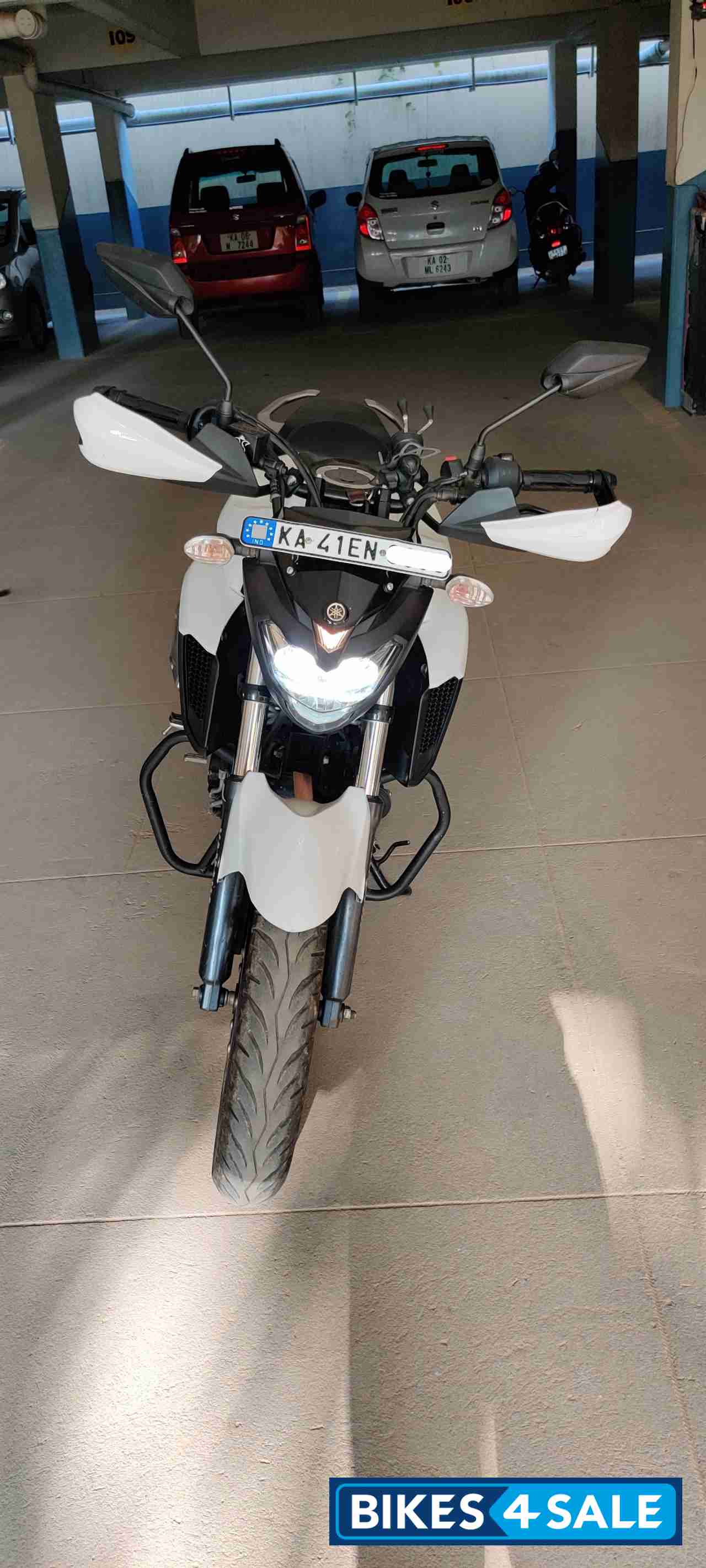 White Yamaha FZ25