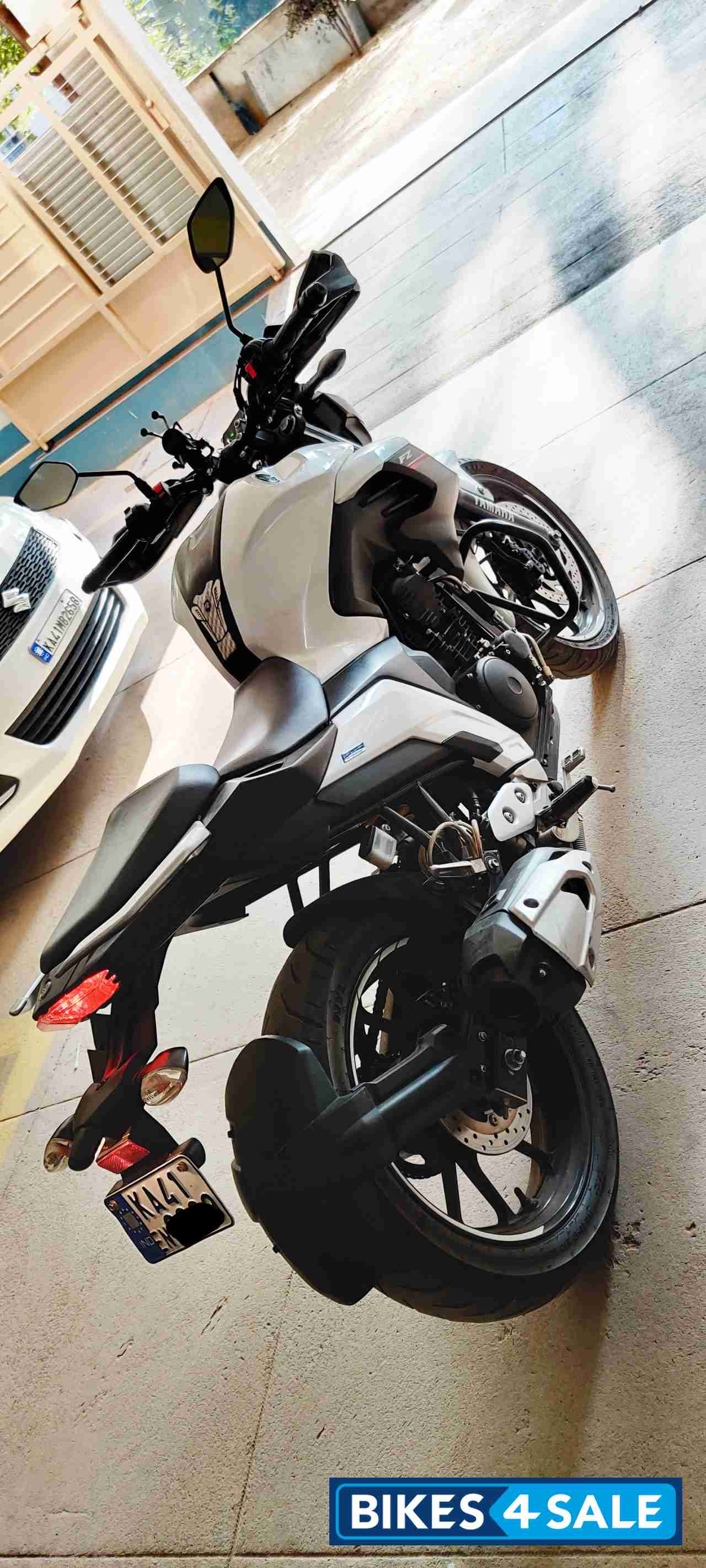 White Yamaha FZ25
