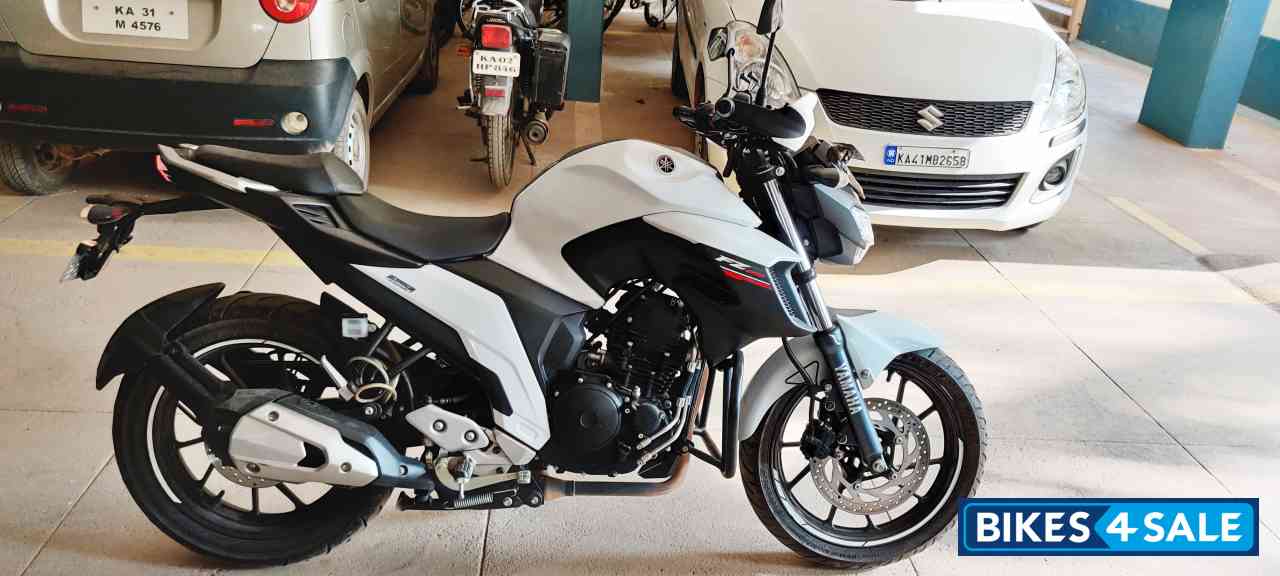 White Yamaha FZ25