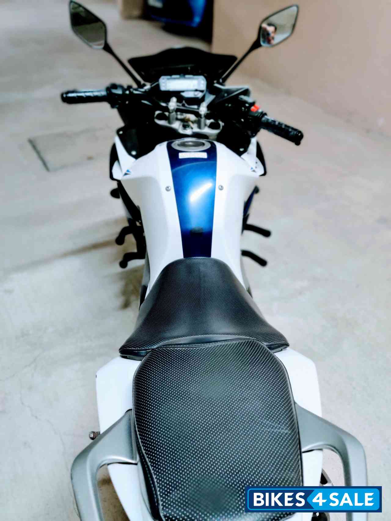 White And Blue Yamaha Fazer FI V2