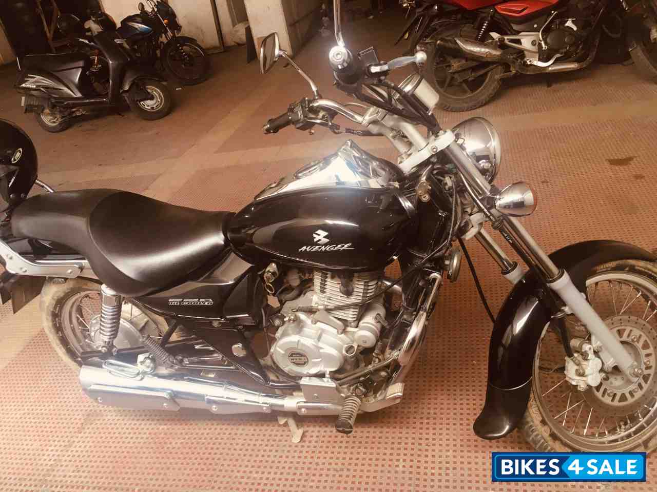 Black Bajaj Avenger 220 DTS-i