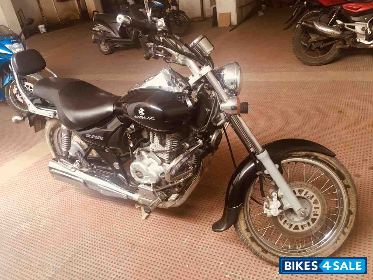 Black Bajaj Avenger 220 DTS-i Black Bajaj Avenger 220 DTS-i