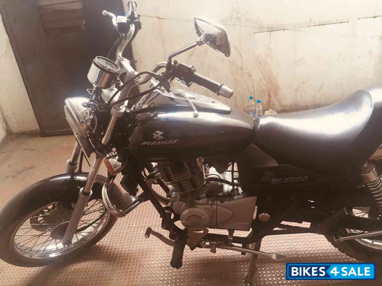 Black Bajaj Avenger 220 DTS-i Black Bajaj Avenger 220 DTS-i