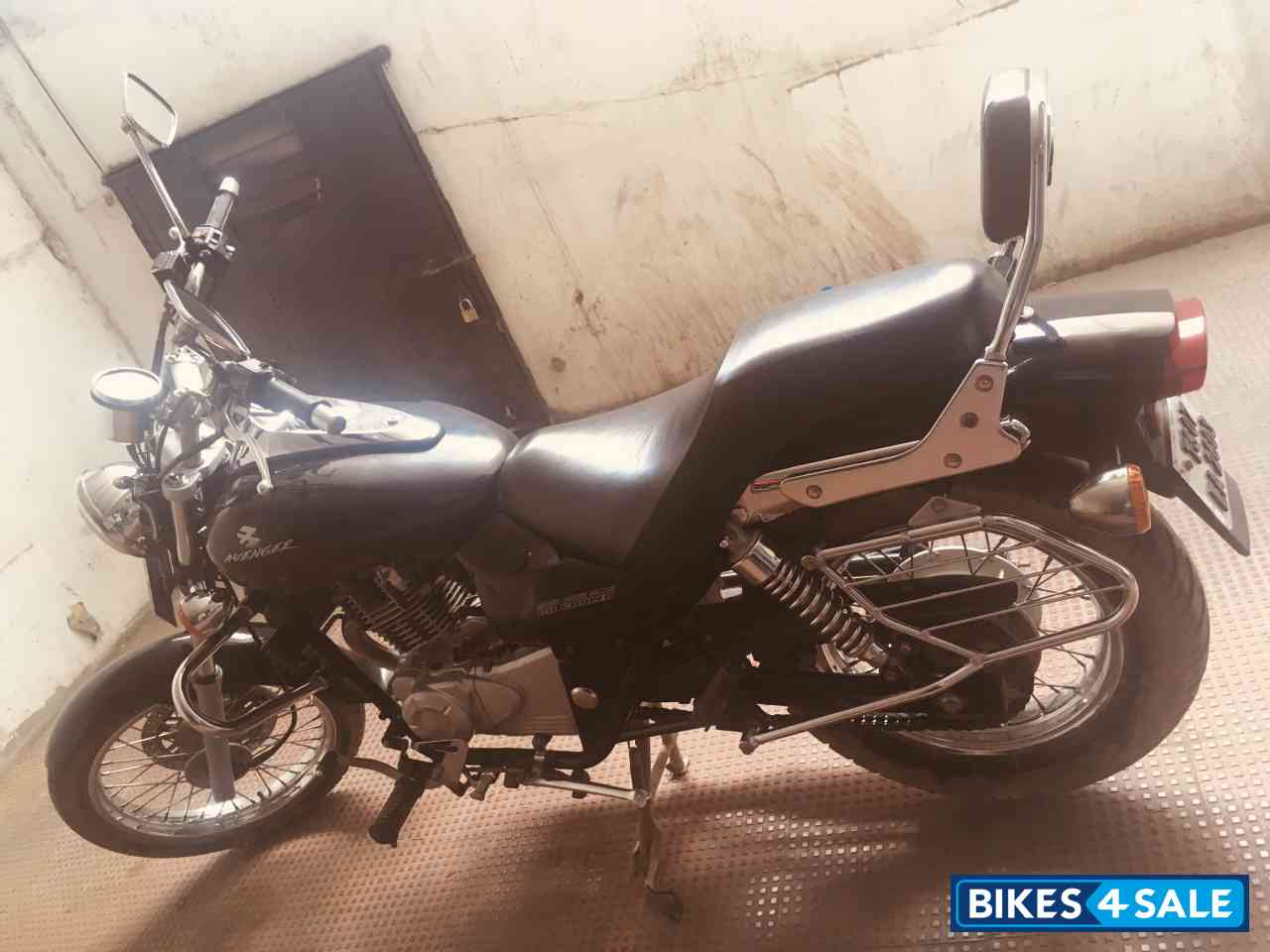 Black Bajaj Avenger 220 DTS-i Black Bajaj Avenger 220 DTS-i