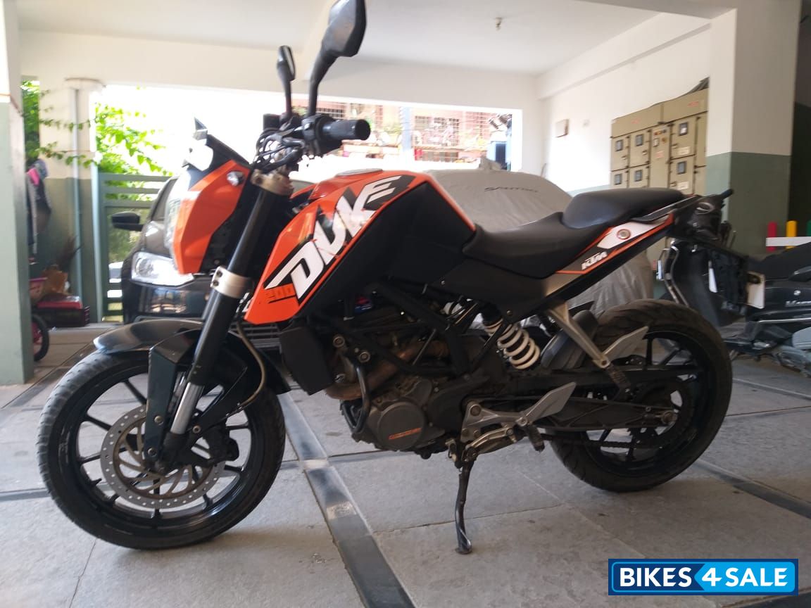 Orange KTM Duke 200