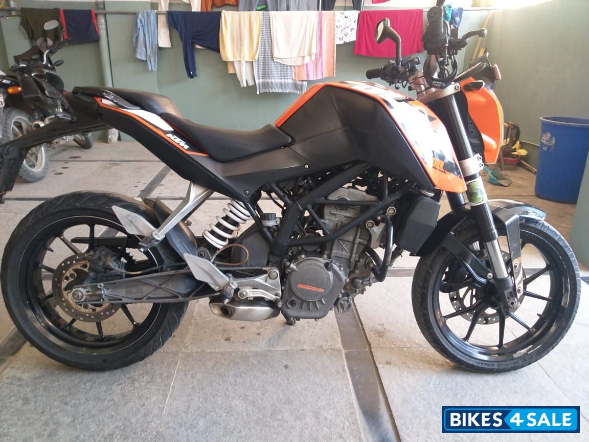 Orange KTM Duke 200