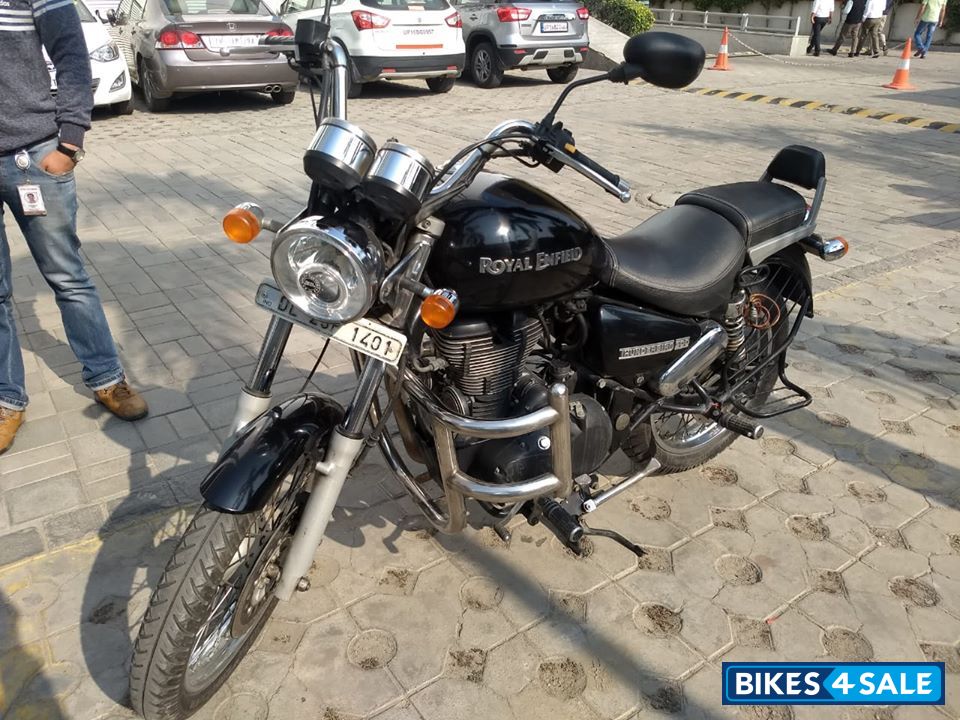Black Royal Enfield Thunderbird 500