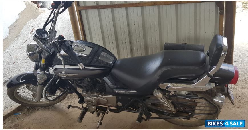 Black Bajaj Avenger Cruise 220