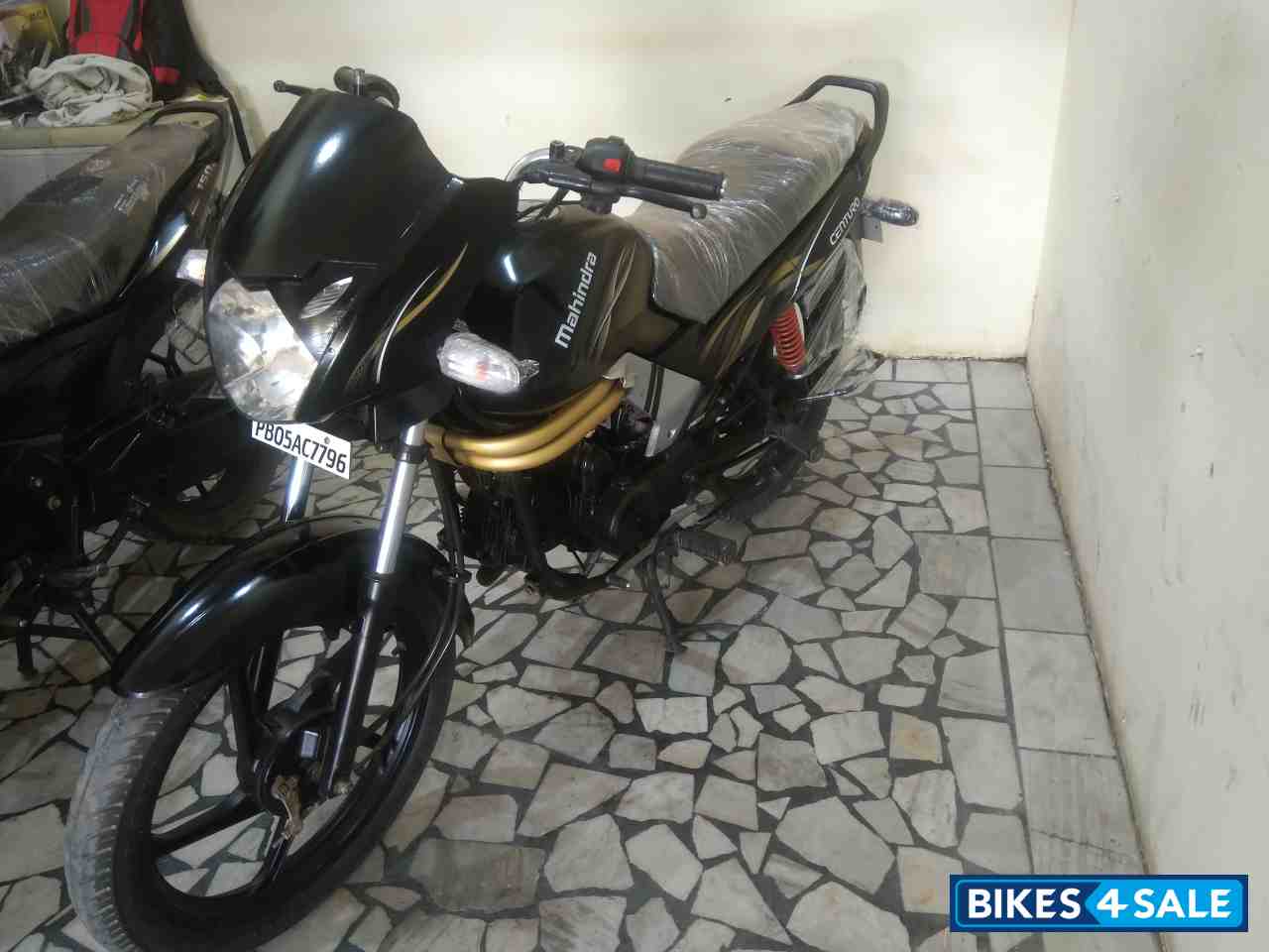 Black Mahindra Centuro Rockstar