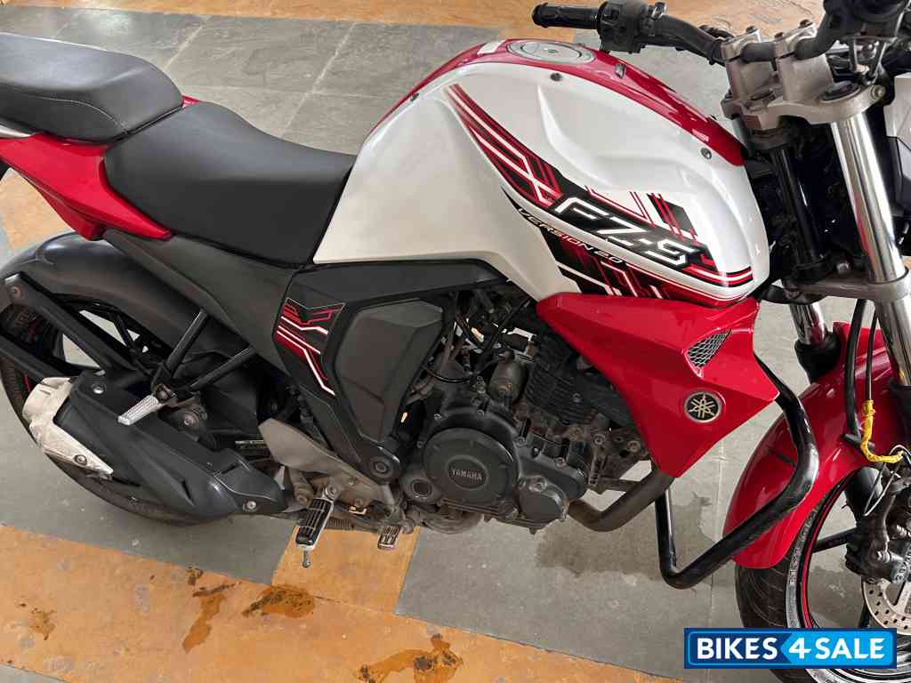 White & Red Yamaha FZ1