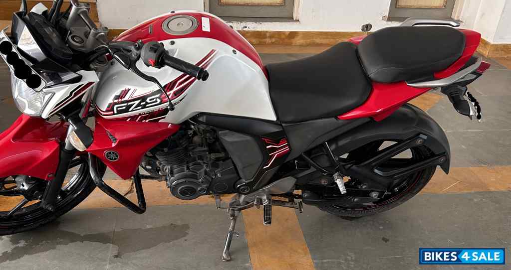 White & Red Yamaha FZ1
