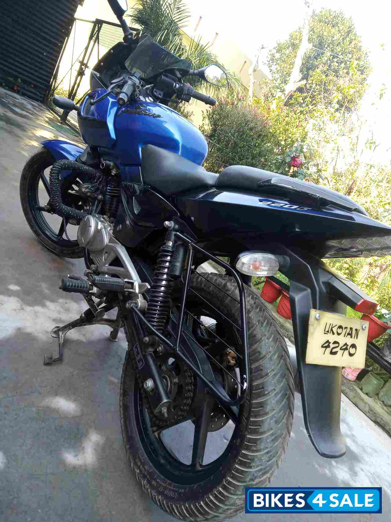 Bajaj Pulsar 220F