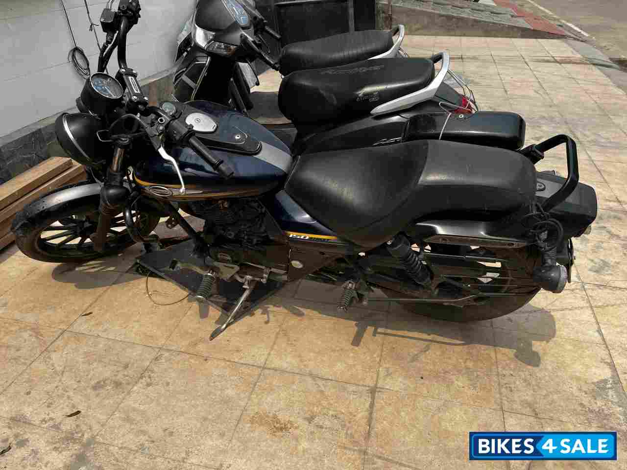 Blue Bajaj Avenger Street 150