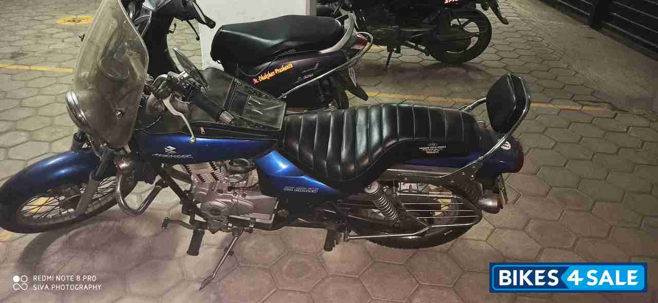 Blue Bajaj Avenger 220 DTS-i