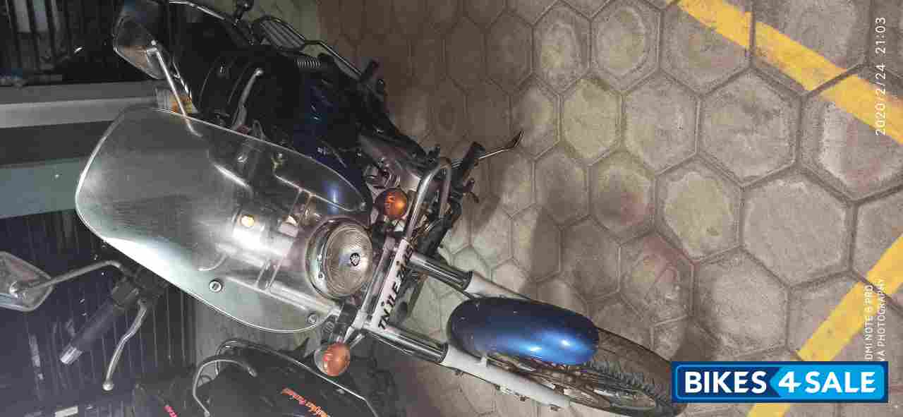 Blue Bajaj Avenger 220 DTS-i