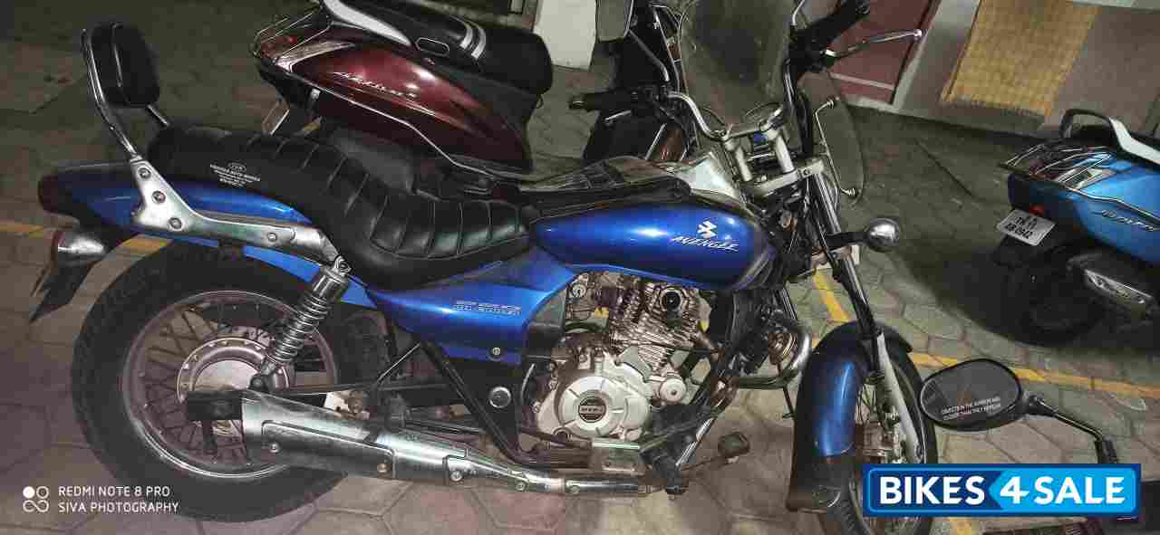 Blue Bajaj Avenger 220 DTS-i