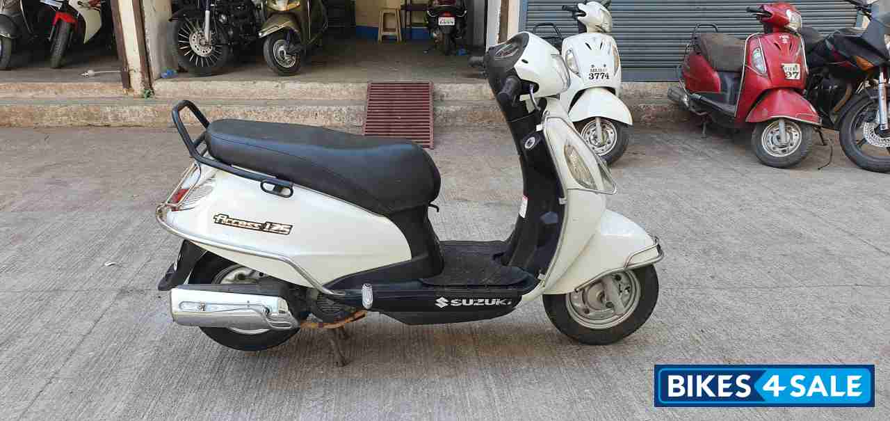 White Suzuki Access 125 White Suzuki Access 125