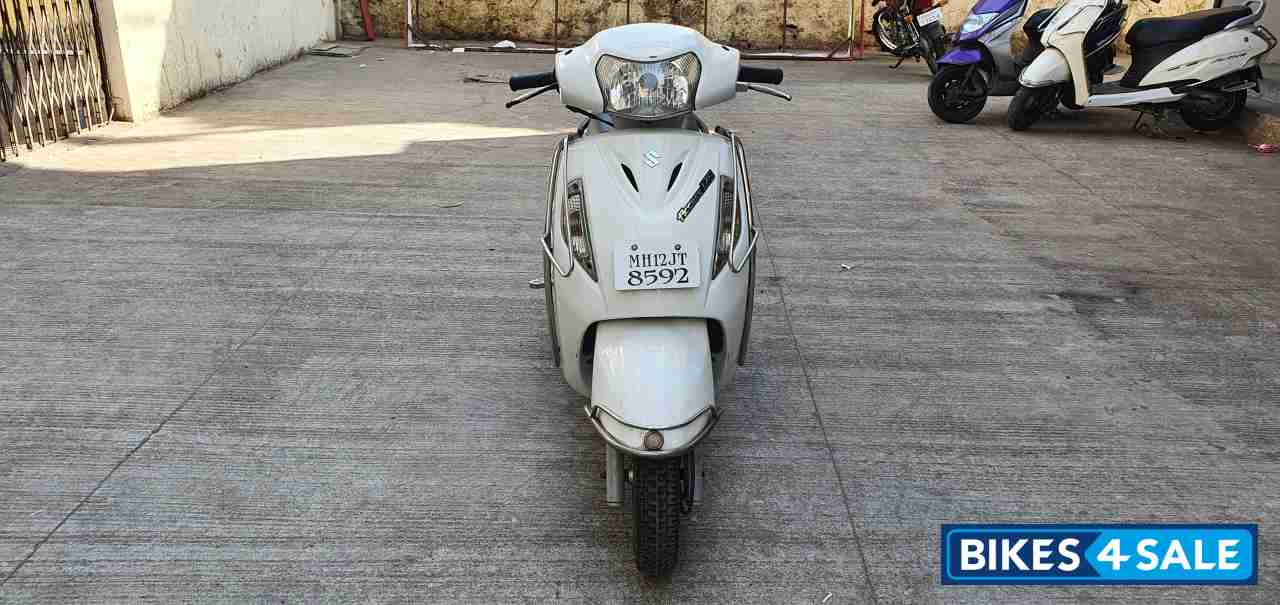 White Suzuki Access 125 White Suzuki Access 125