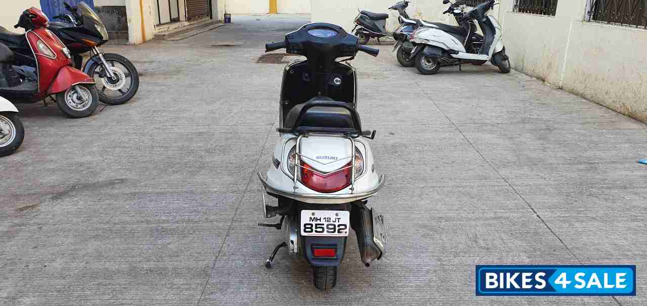 White Suzuki Access 125 White Suzuki Access 125