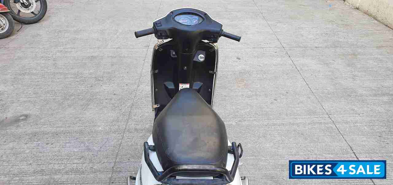 White Suzuki Access 125 White Suzuki Access 125