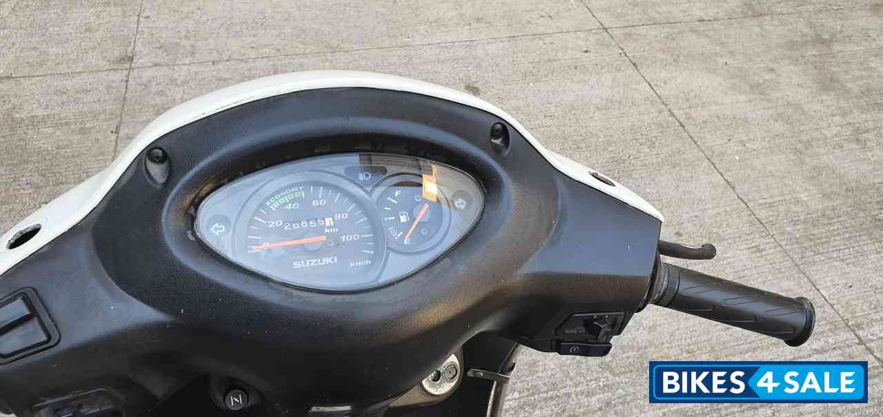 White Suzuki Access 125 White Suzuki Access 125